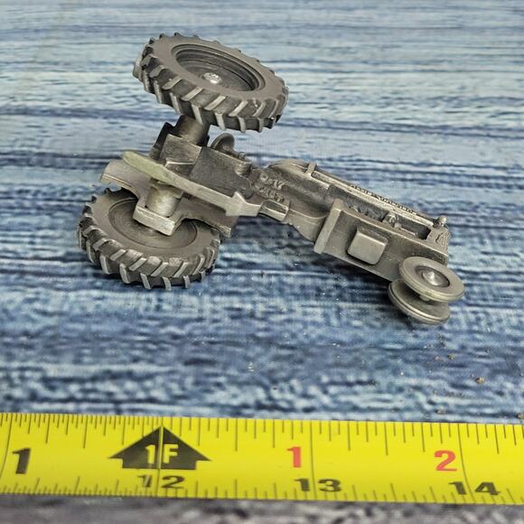 Vintage Speccast 1/64 scale Allis-Chalmers D-17 pewter display tractor - Picture 8 of 8